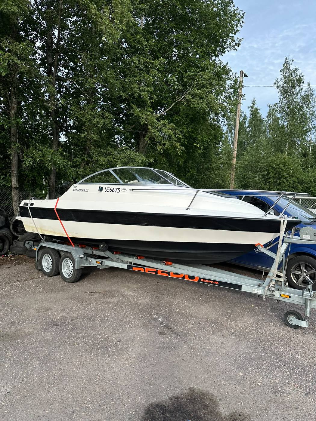 Moottorivene huoltoon tuotuna