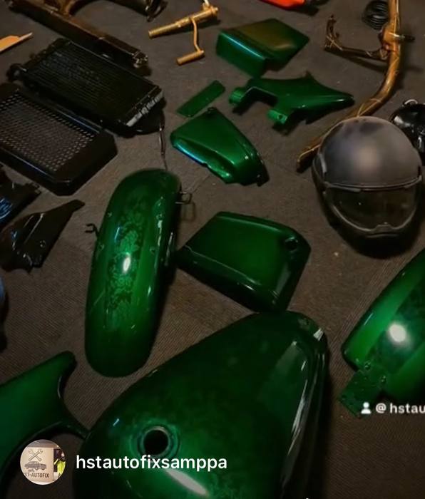 Vihreäksi maalattuja moottoripyörän osia riveissä